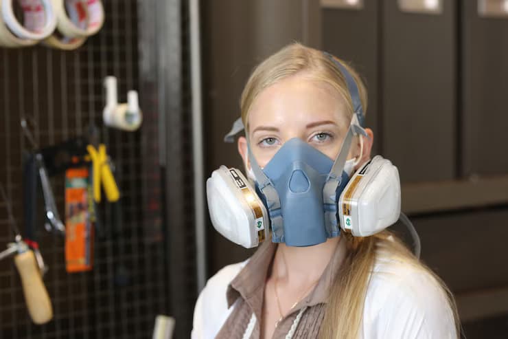 Employee voluntarily wearing an elastomeric half-mask respirator